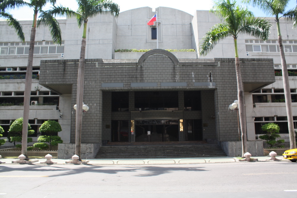 不滿宮廟燒金紙撒鹽巴淨化磁場　違反社維法罰1000元