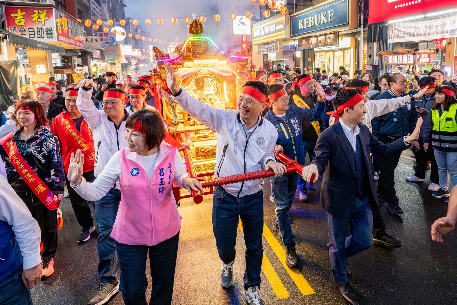 蘇俊賓龍潭接財神「交作業」　親繪龍馬精神花燈點亮大池湖畔