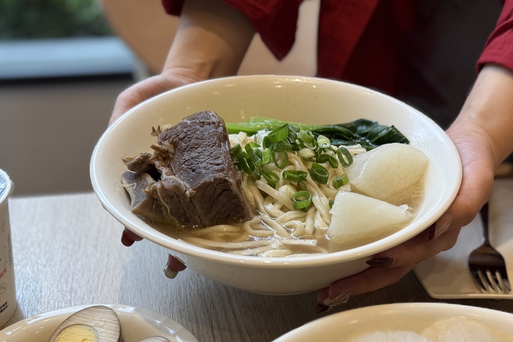 插旗牛排市場　八方雲集與梁社漢排骨雙品牌同步上市