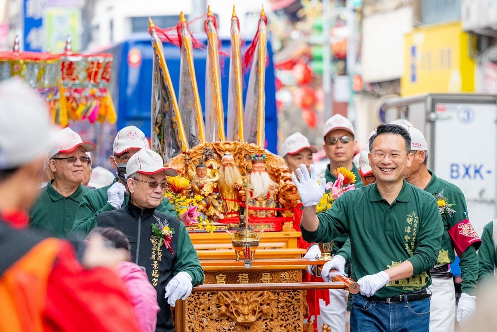 景福宮開漳聖王遶境踩街　蘇俊賓親扛神將推廣百年民俗文化