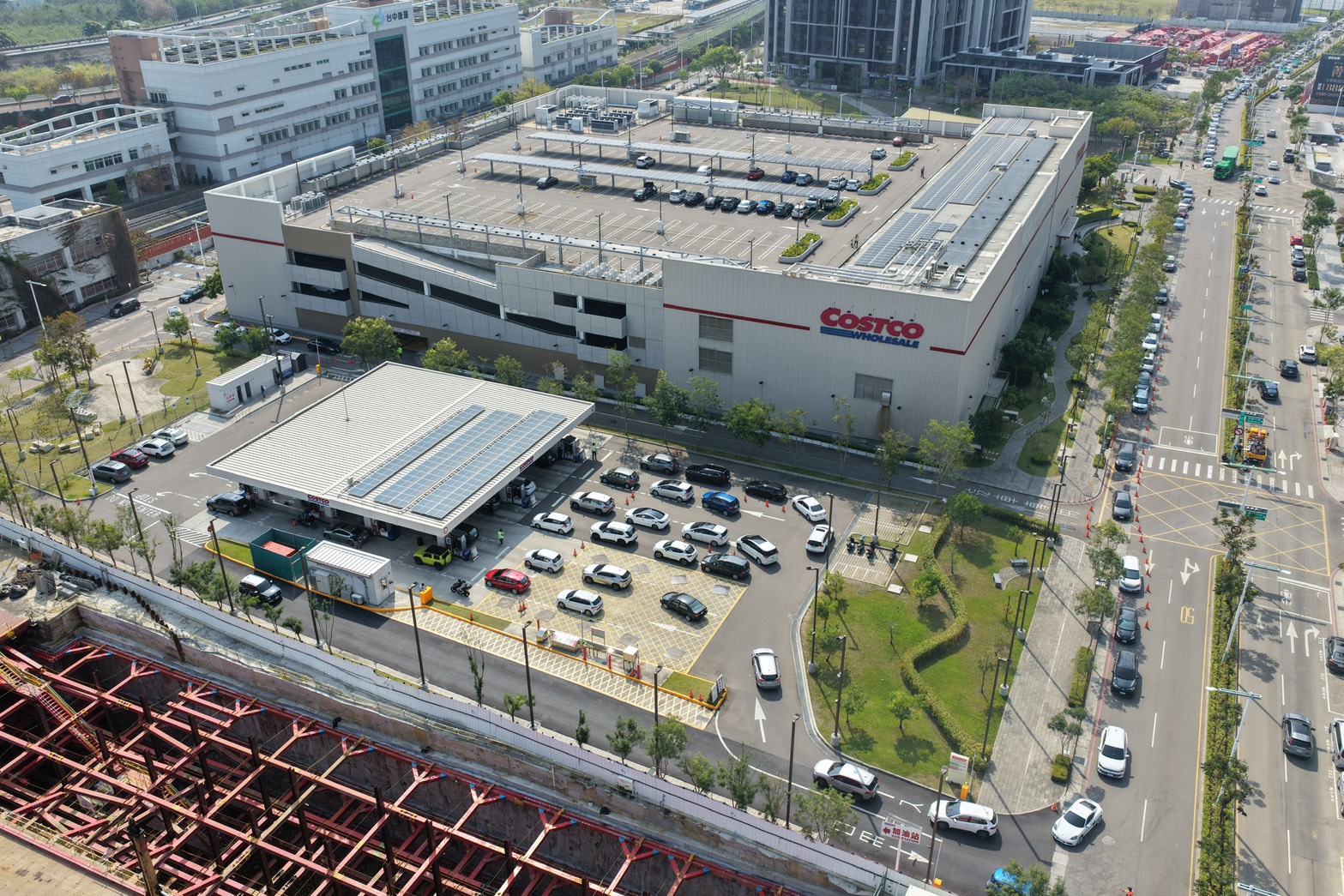 國際油價飆升帶動省油潮　好市多加油站湧車潮