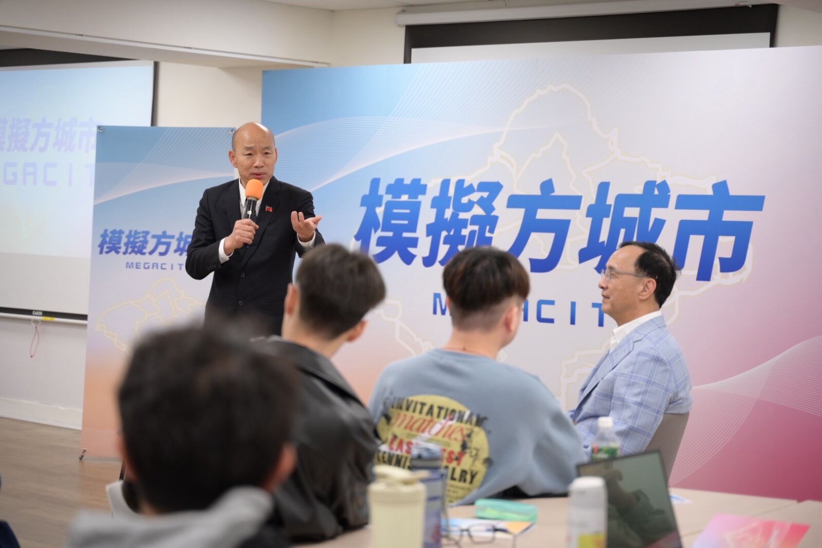 朱立倫、韓國瑜驚喜合體　期勉青年參政勿忘初衷