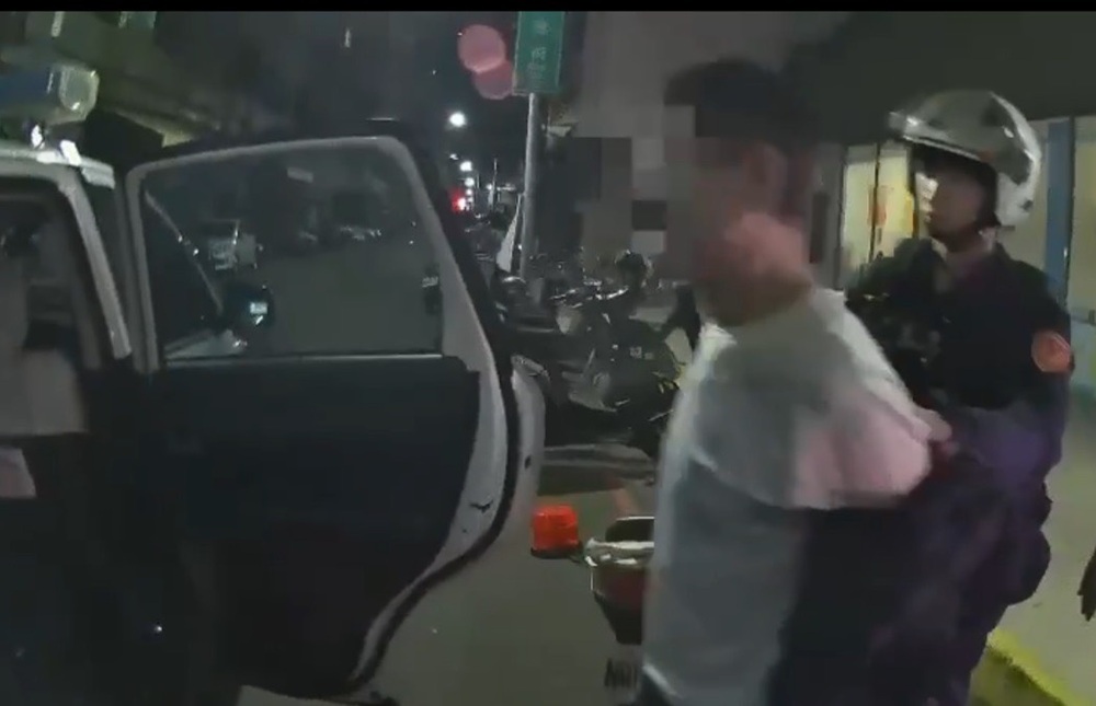 汽車駕駛涉未開大燈　遇攔檢加速逃警逮2通緝犯