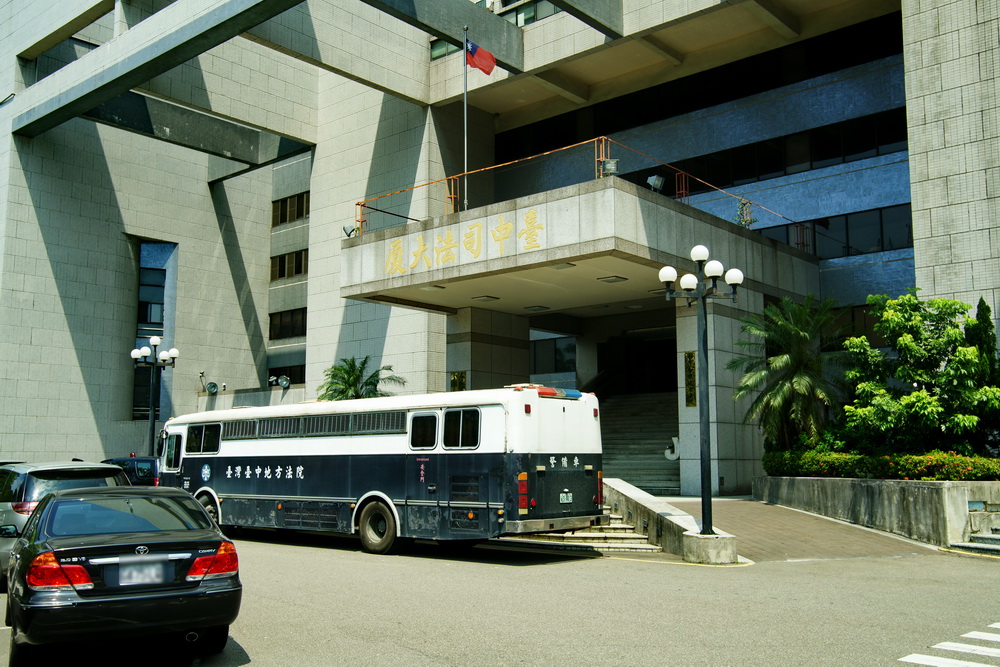 法庭攻擊暴力女遭羈押　中律理事長發文讚全國律師團結