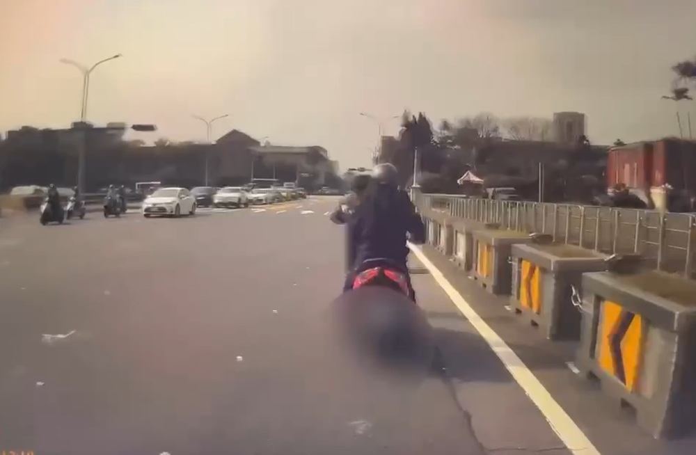 騎機車停在總統府前　32歲男狂吼情緖激動被強制就醫