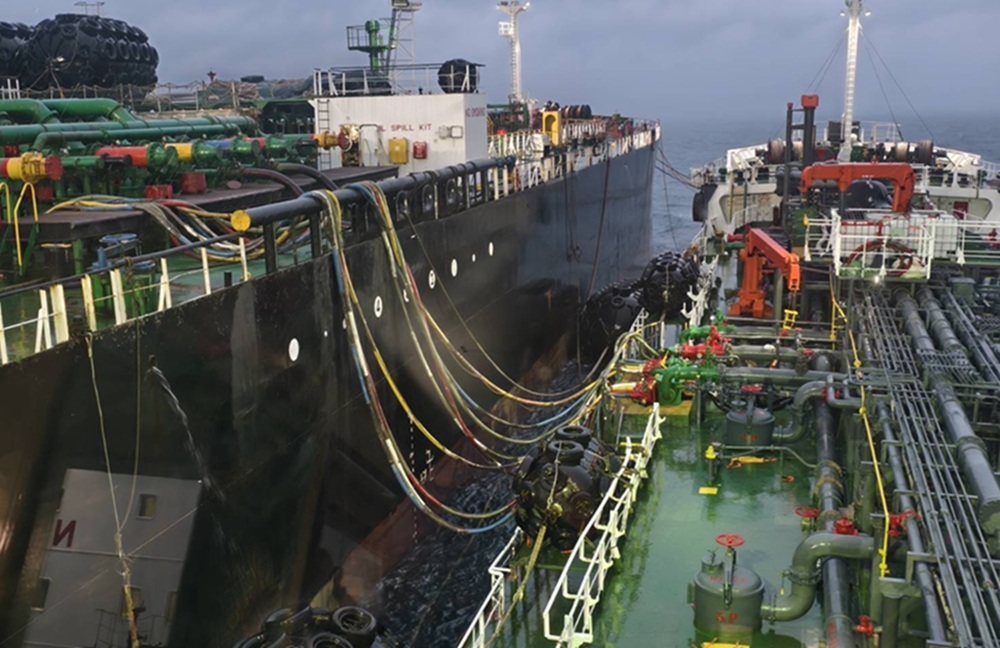 外籍船舶海上非法駁油　海巡艇深夜攔查登檢蒐證