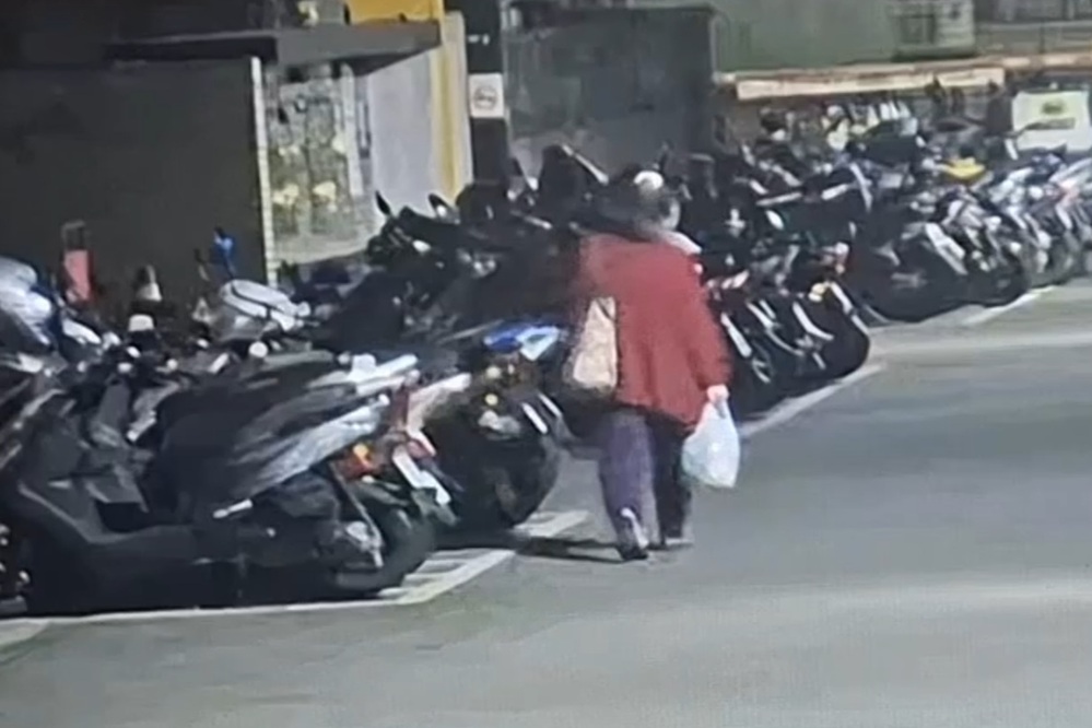 順手抱走健身房存錢豬公　58歲涉竊婦人因紅燈違規落網