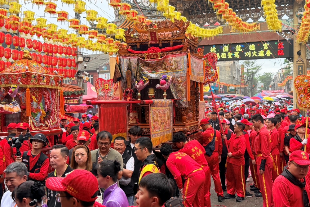 【有影】風雨無阻！桃園龍德宮四媽祖抵鹿港天后宮刈火 萬千信眾虔誠鑽轎底祈安