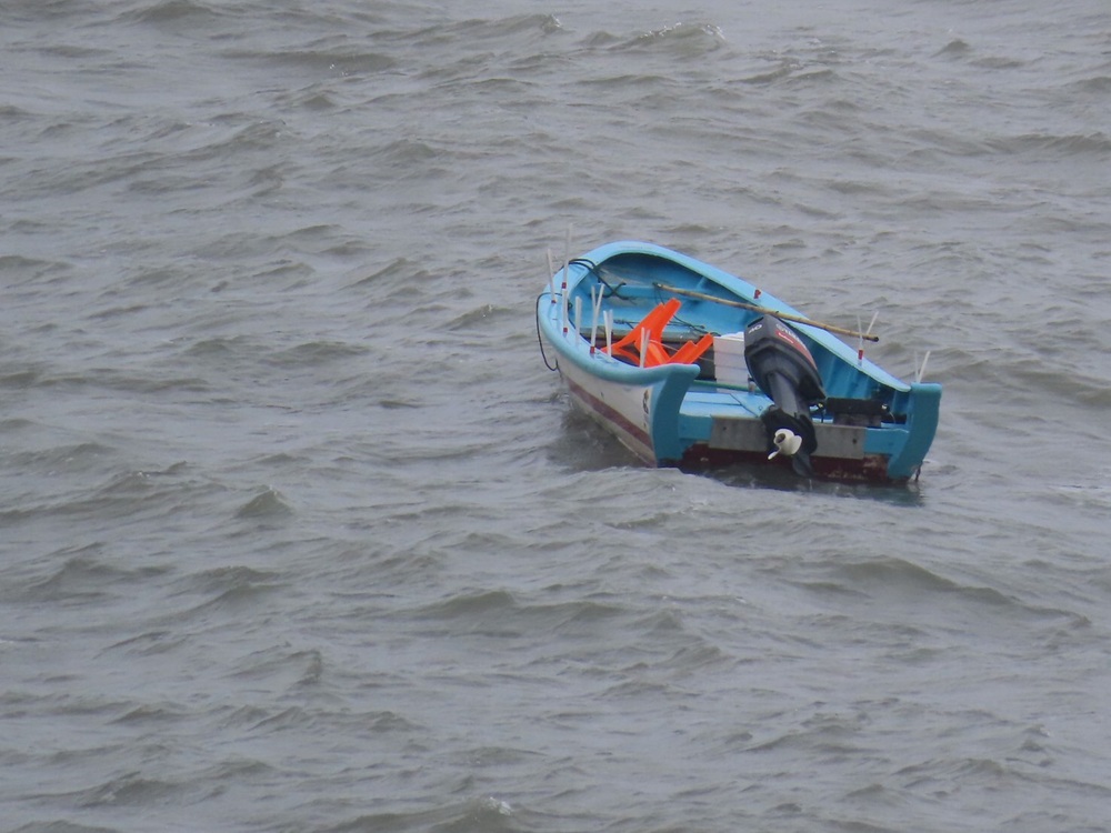 無人小艇漂啊漂　中國聲稱未確實繫纜漂離碼頭