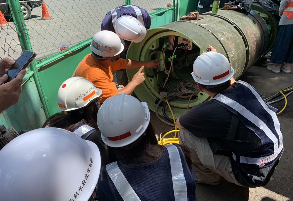 利用雷射導向與陀螺儀　新北水利局打通最難地下汙水管