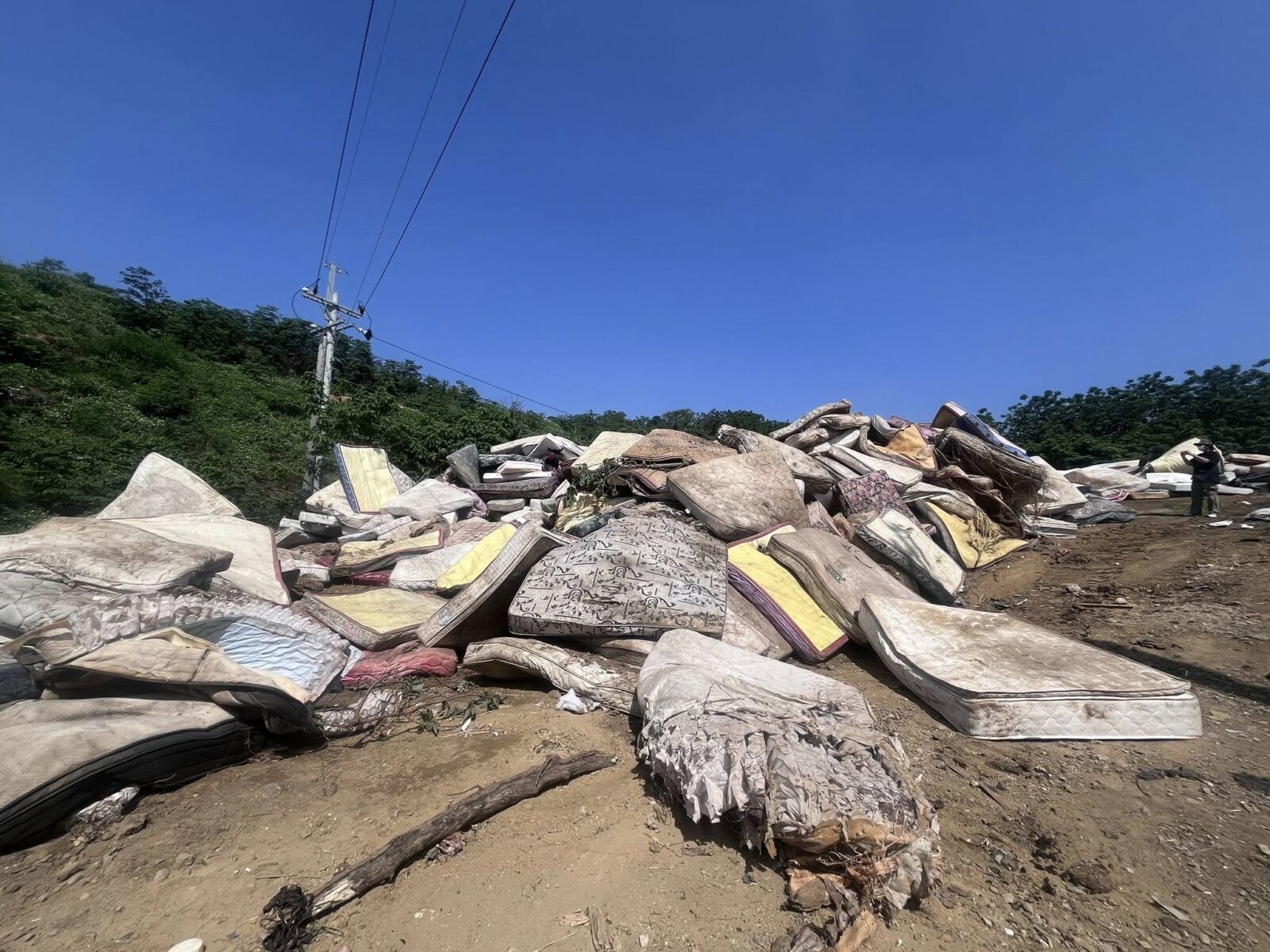 一週消滅「床墊山」　苗栗市廢床墊棉鐵分離效率驚人