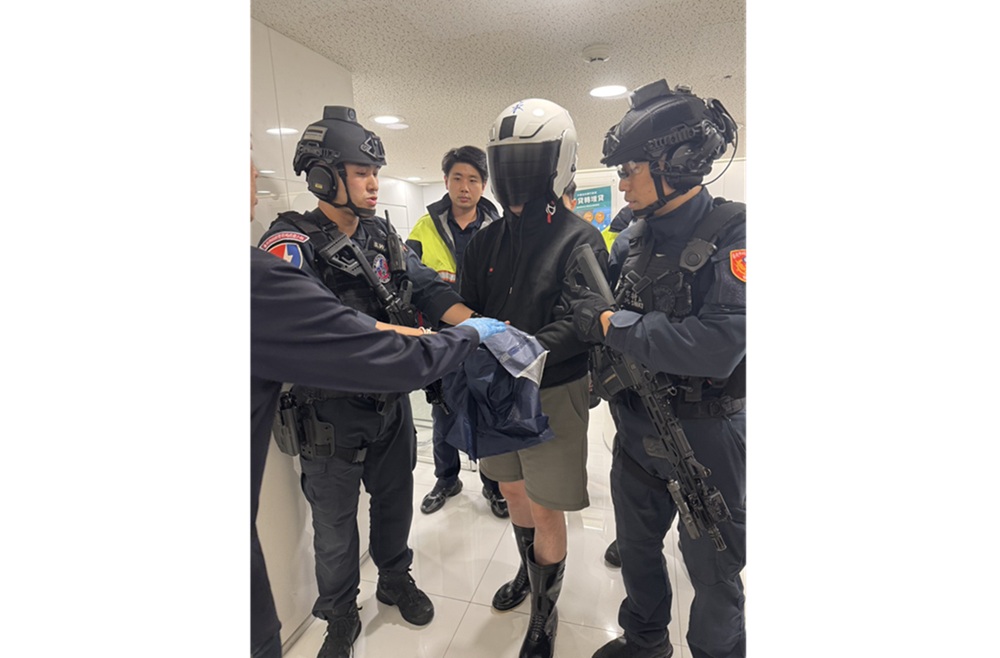 假槍假手榴彈搶銀行　千萬元裝行李箱與警對峙被逮