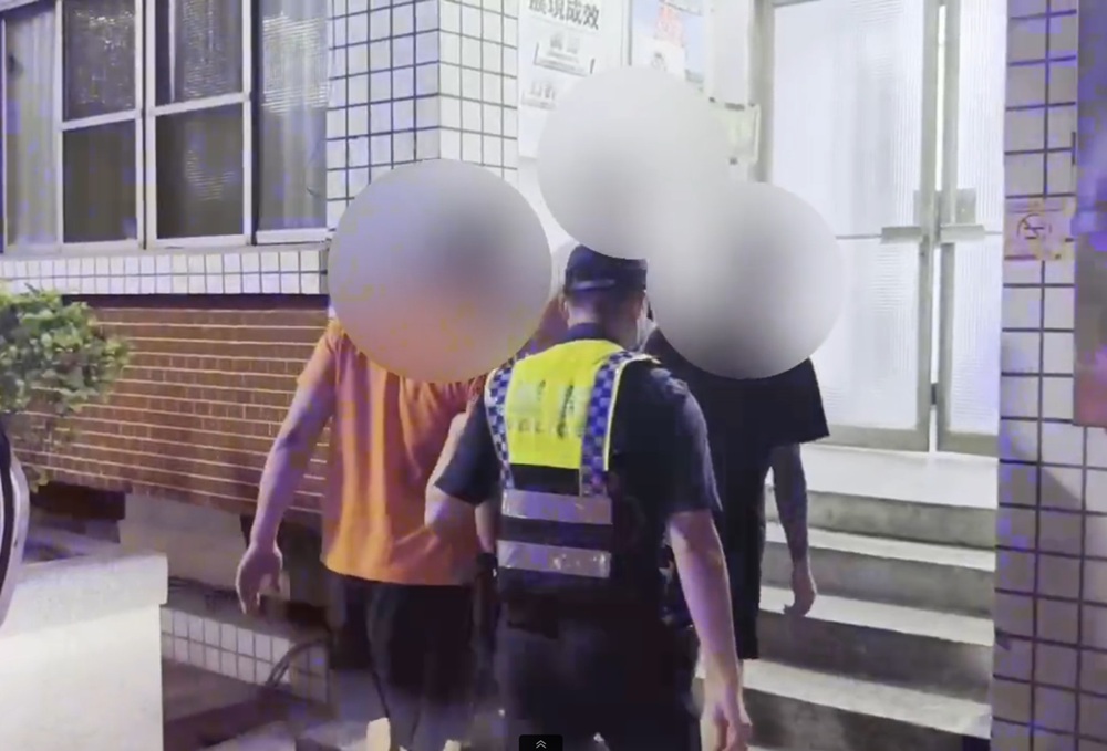 債務糾紛押上車　奮力掙扎影響駕駛失控衝撞騎樓