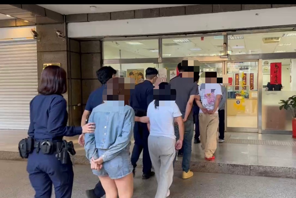 1車擠5男女　駕駛忽快忽慢警攔檢查獲槍毒