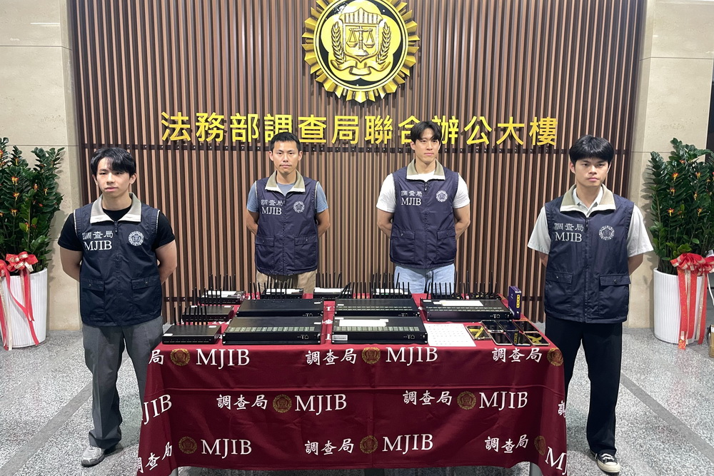 大學租屋套房藏詐騙機房　調查局查扣11臺貓池