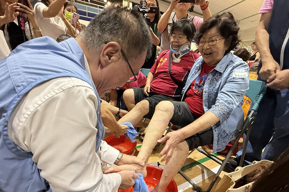 為92歲阿嬤沐足感念母恩　李四川：母愛讓城市偉大