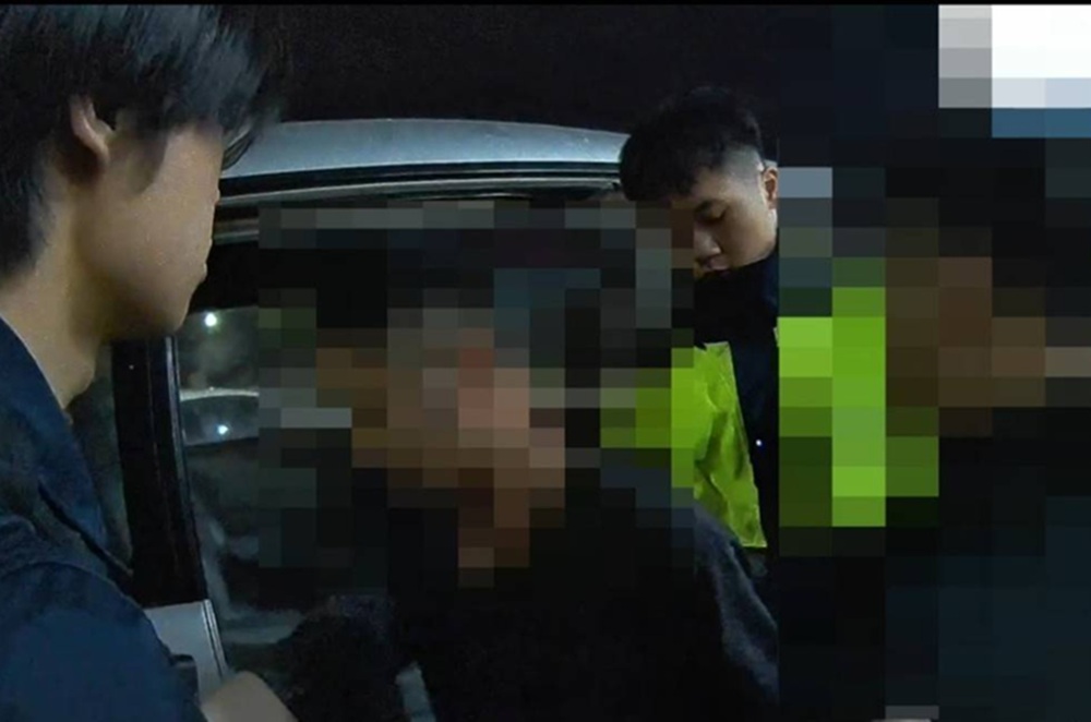 忘開大燈　警攔車駕駛是通緝犯4人是失聯移工