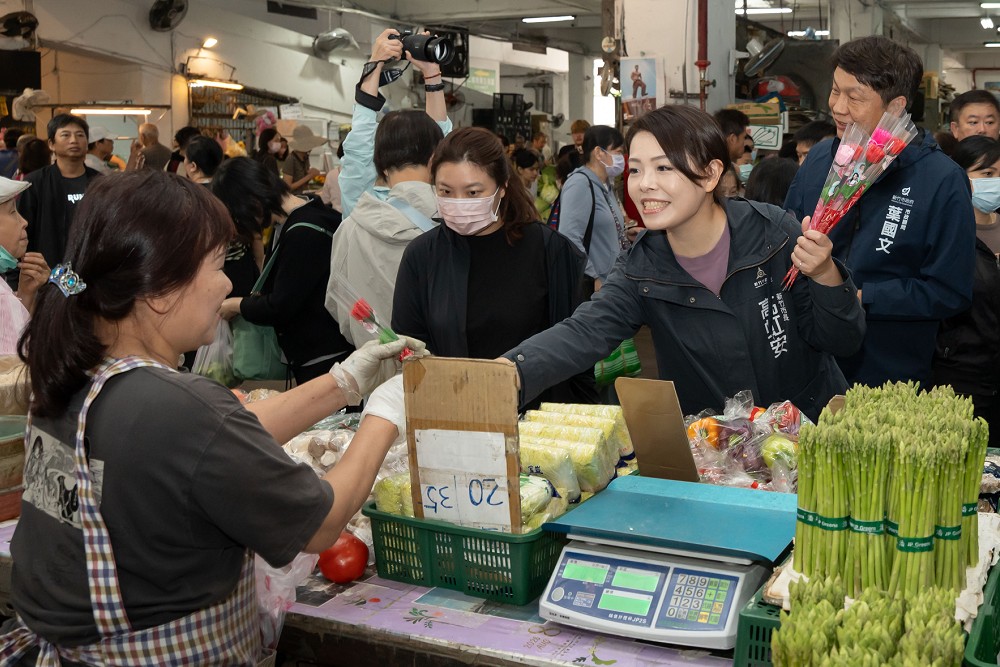 高虹安贈康乃馨慶母親節　將投入1200萬辦理果菜市場設施改善