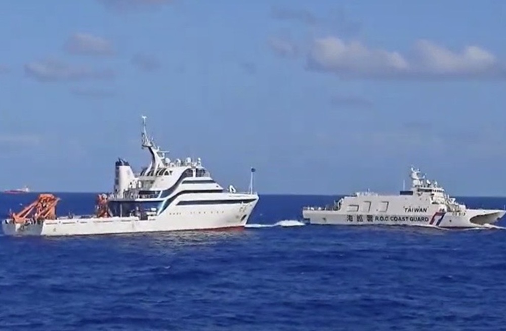 中國科研船二度非法調查　海巡艦艇全程監控強勢驅離