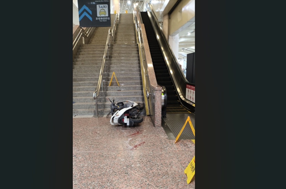 離譜機車騎士　騎車闖入板橋車站跌落地下1樓再臥軌