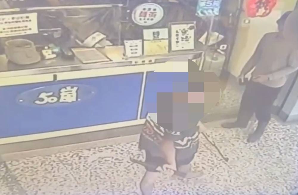 涉隨機揮舞鐮刀傷人　高雄雙刀單車男落網