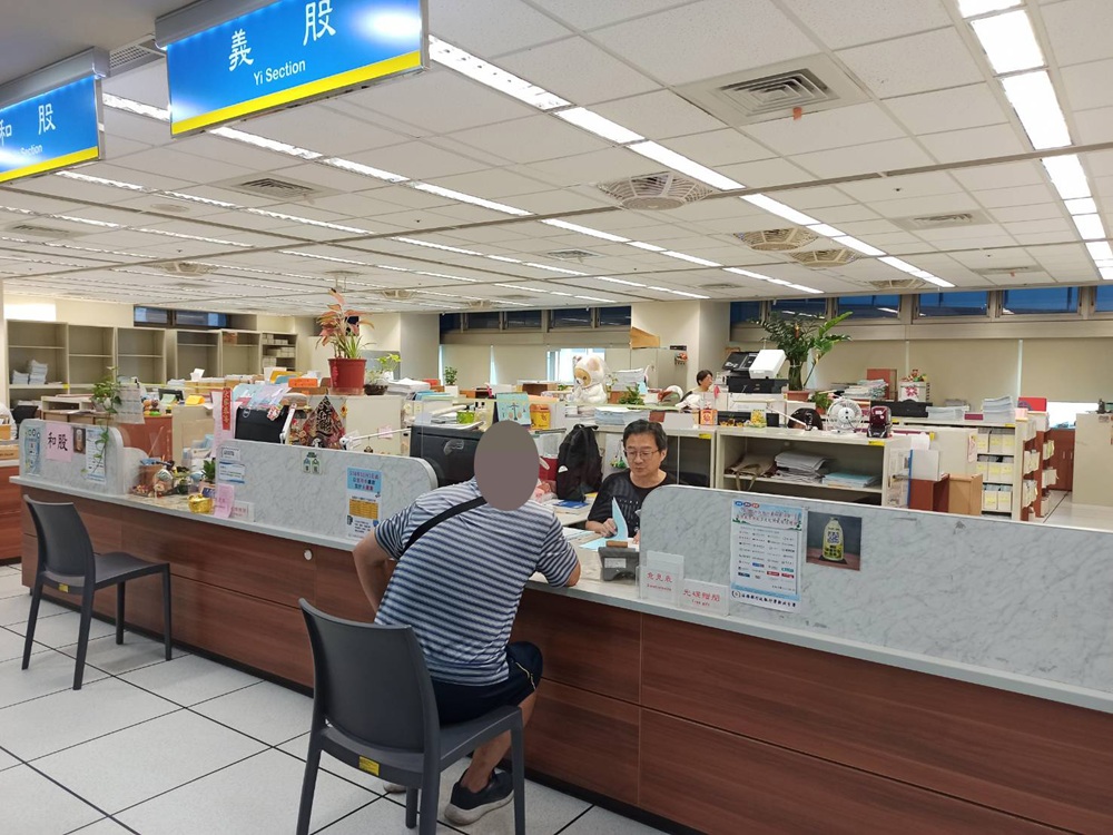 酒後外出騎機車停等紅燈　對街警察見臉紅攔查拒測罰18萬元