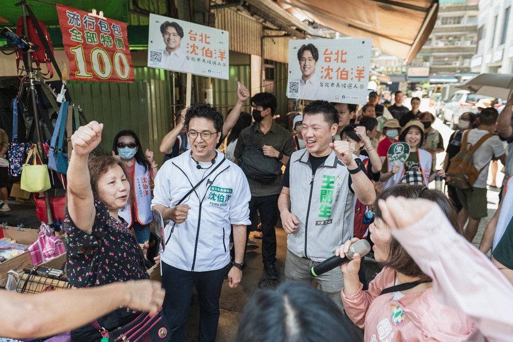 競選文宣「你的市長」首曝光　沈伯洋二度走訪文山區赴集應廟參拜