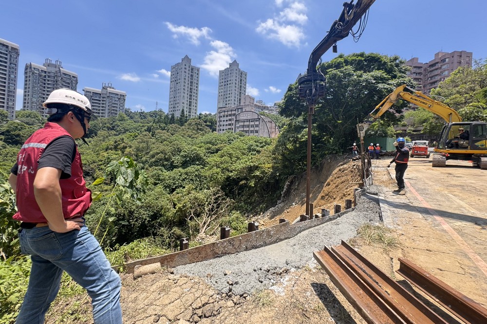新店新坡一街建築物監測安全無虞　朱惕之：邊坡搶修預計明日完成