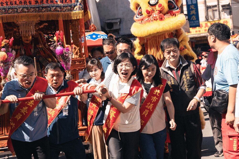 蘇巧慧三芝大拜拜扶神轎　拋北海岸觀光與銀髮照顧政見