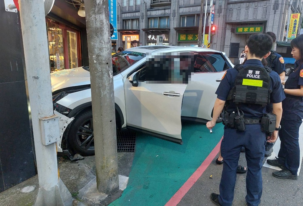 連撞2車再衝入店家　35歲女駕駛涉毒駕藏有依托咪酯菸彈