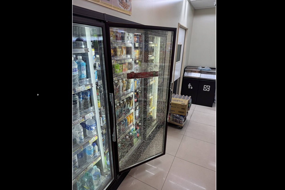 裸男大鬧超商砸冰櫃　警控制行動隨身塑膠袋藏安毒