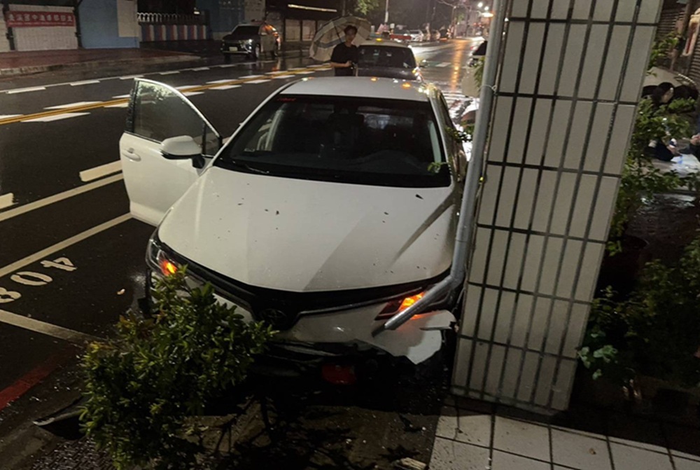 擦撞護欄再撞路邊汽車與騎樓柱子　20歲男涉毒駕肇事逃逸