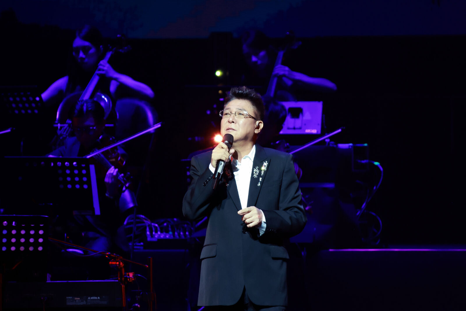 【有影】「票賣2萬怎麼敢呢？」姜育恆演唱會座無虛席 全場合唱《再回首》掀回憶殺