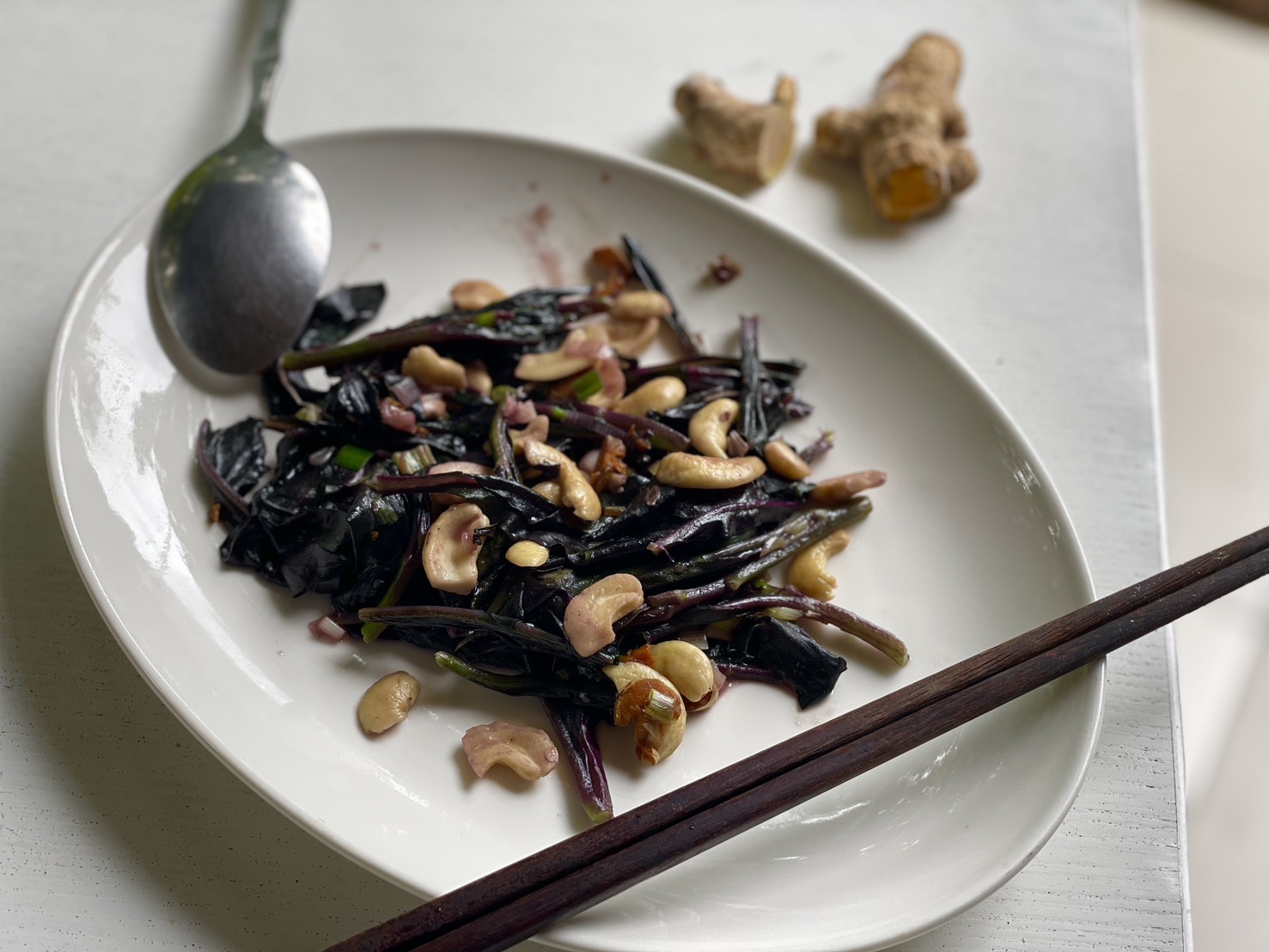 【Yinin Longstay專欄】小暑過　一日熱三分 / 腰果炒紅鳳菜