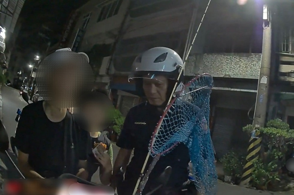 深夜騎微型電動二輪車載女友　警攔查海釣男竟是通緝犯