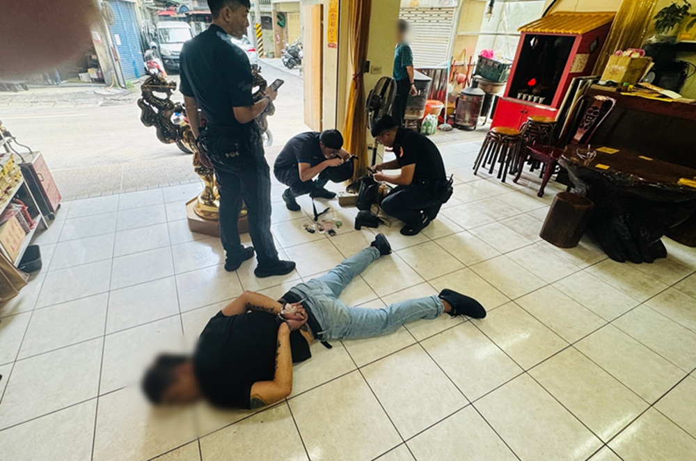 手握辣椒槍闖宮廟涉恐嚇　警所長大外割撂倒秒制伏