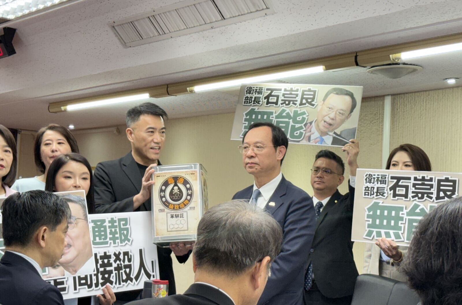 立院吵翻天！藍委包圍送毒油、要求道歉 石崇良臉色鐵青不語