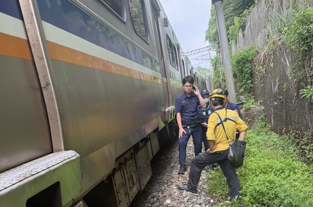 疑闖鐵軌驚魂　55歲男被台鐵列車擦撞傷