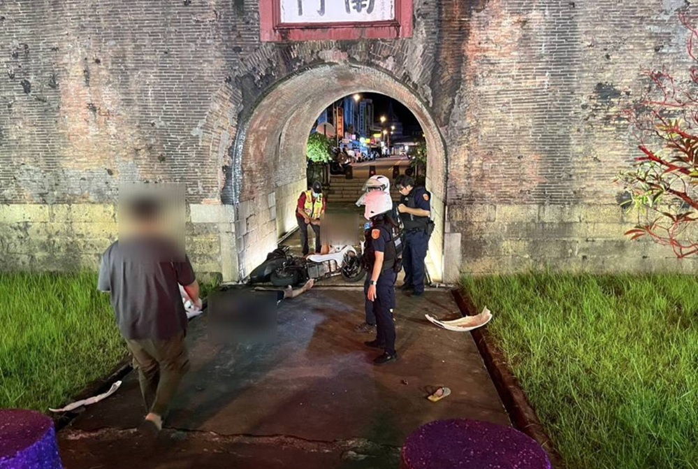 撞入恆春南門圓環　2少年雙載騎微電車肇禍骨折
