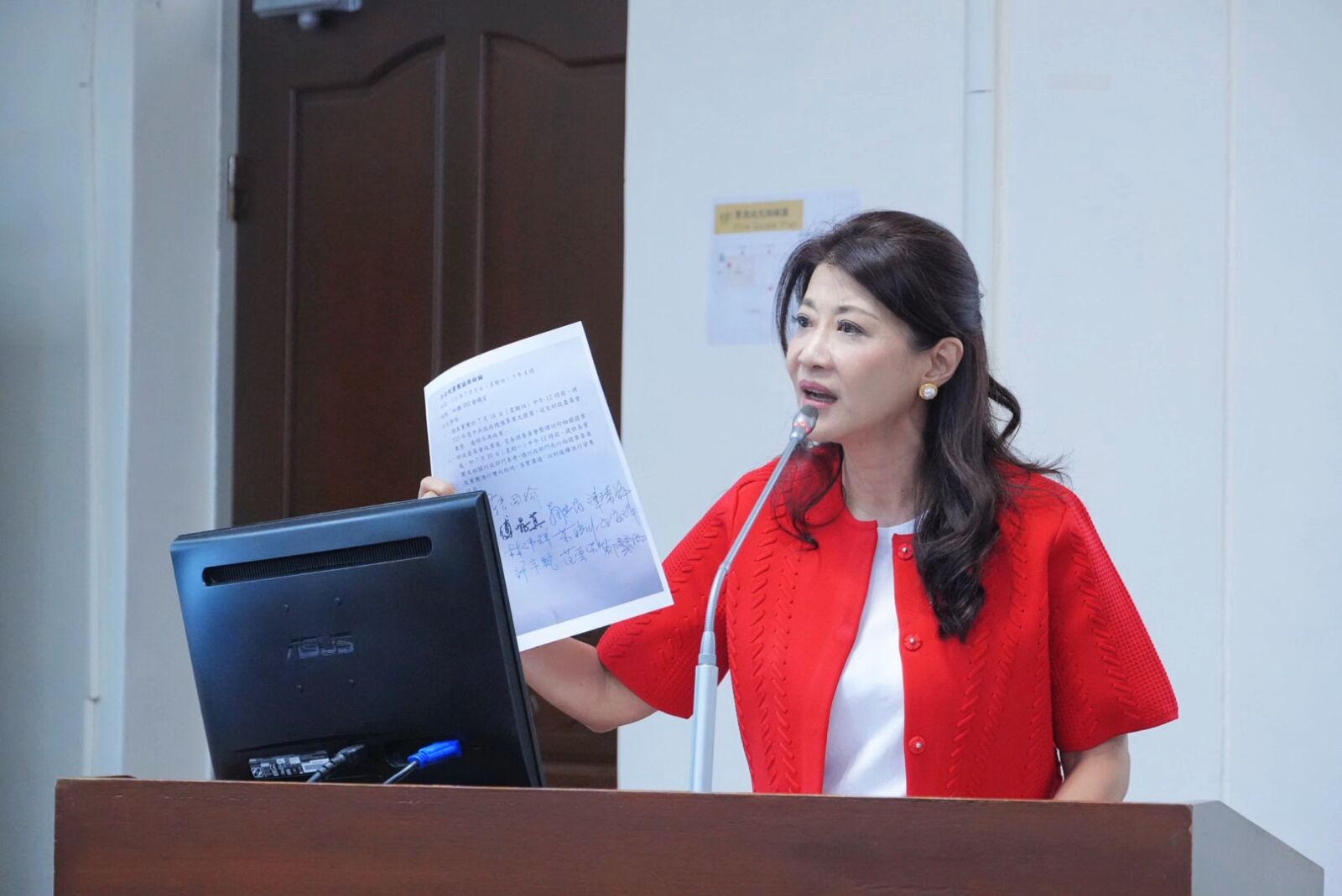 林楚茵批台中市AI宣導圖錯誤百出　質疑市府把關失靈
