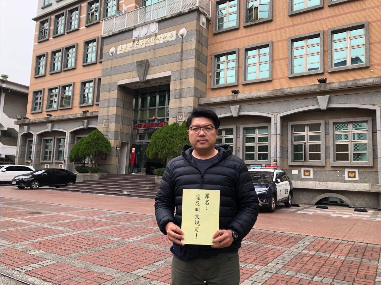 蔡易餘媒合10台交通車遭質疑　何子凡：未來能不要「告窮募捐」？