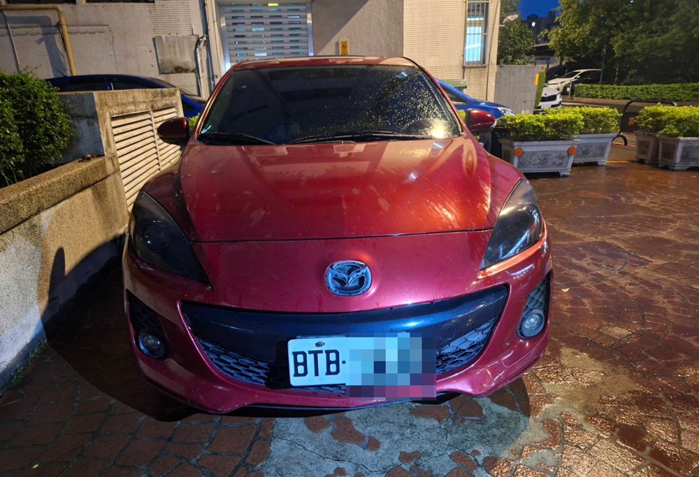 違規左轉露餡　警查獲環保回收假車牌送辦