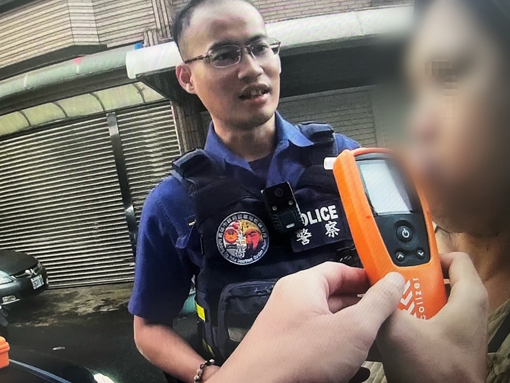 6旬婦涉酒駕嬌喊我會老實說　員警竟喊不要亂摸我