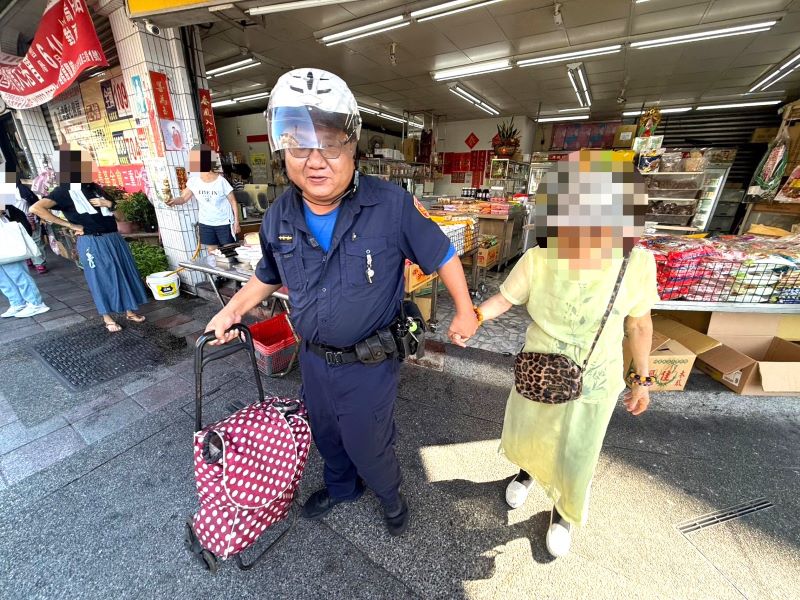 8旬婦外出體力不支癱坐路旁　三重警耐心查身分助返家