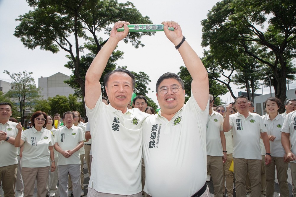 翁章梁衝刺交棒蔡易餘登記參選縣長　誓言讓經濟發展回饋嘉義人