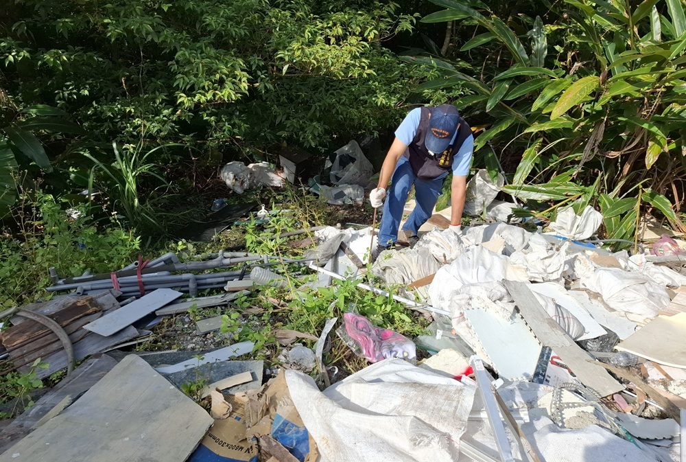 山區濫倒營建廢棄物　垃圾堆中翻出破案契機打擊環保犯罪