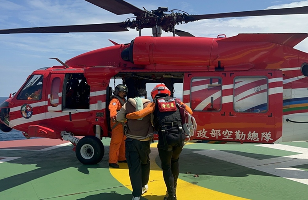 外籍貨輪船員疑似心肌梗塞　海巡空勤搶回寶貴生命