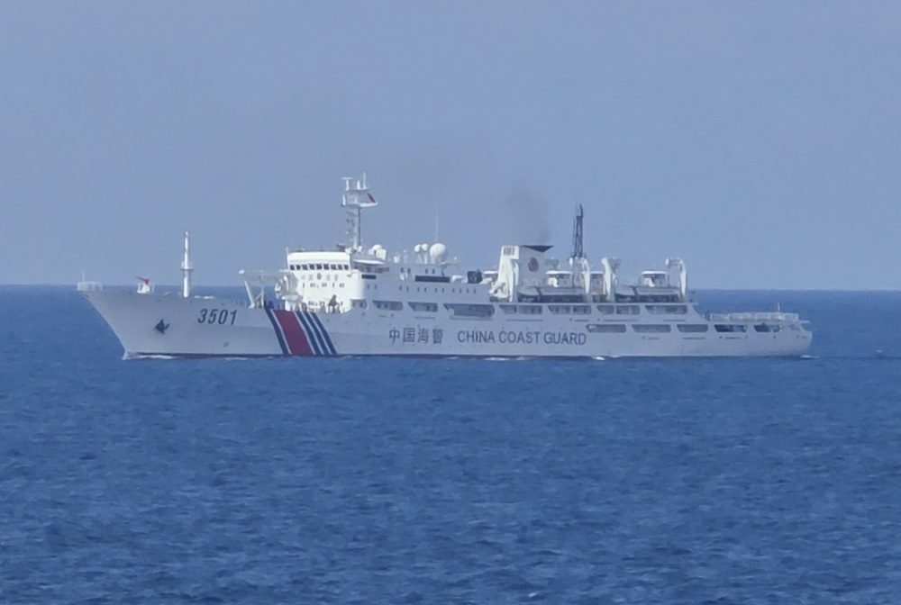 中國海警船闖東沙海域　海巡署雲林艦全程監控強勢驅離