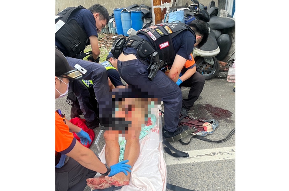 精神失控涉街頭揮刀傷人　企圖攻擊警連開2槍制止送醫