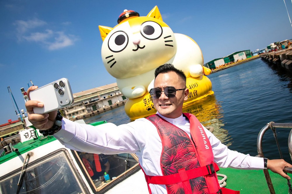 童子瑋搭前導船「乘著洋流」　帶黃阿瑪港口亮相見客